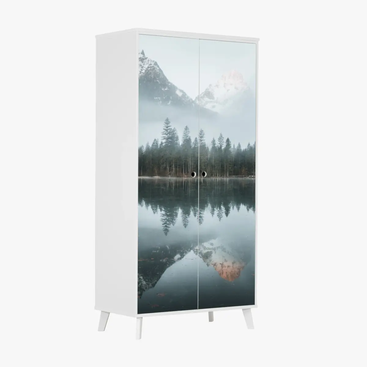 Schrankaufkleber neblige alpine spiegelung am ruhigen see – Wallnifity®