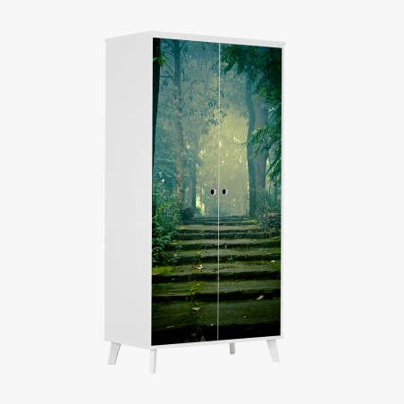 Schrankaufkleber moosbedeckte steintreppe in den nebligen wald – Wallnifity®