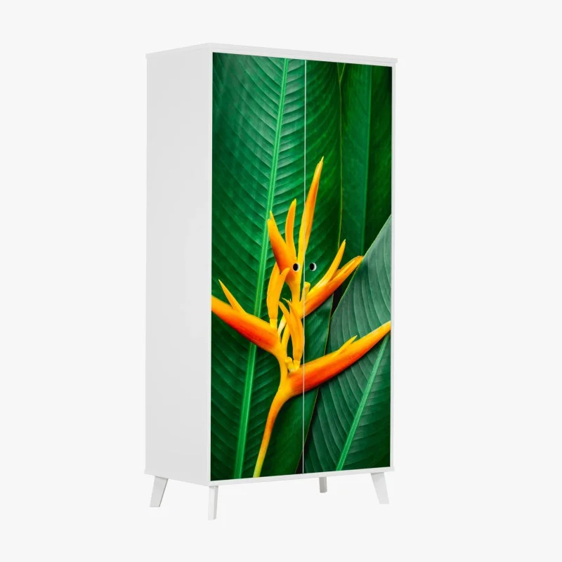 Schrankaufkleber leuchtende heliconia vor grünen blättern