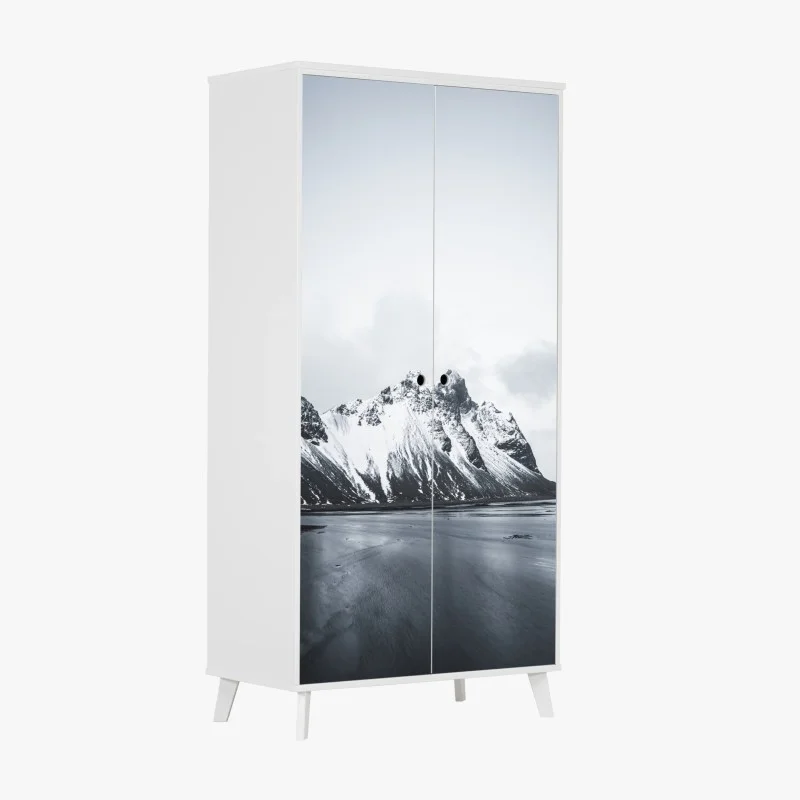 Schrankaufkleber ruhige schneebedeckte berglandschaft am meer