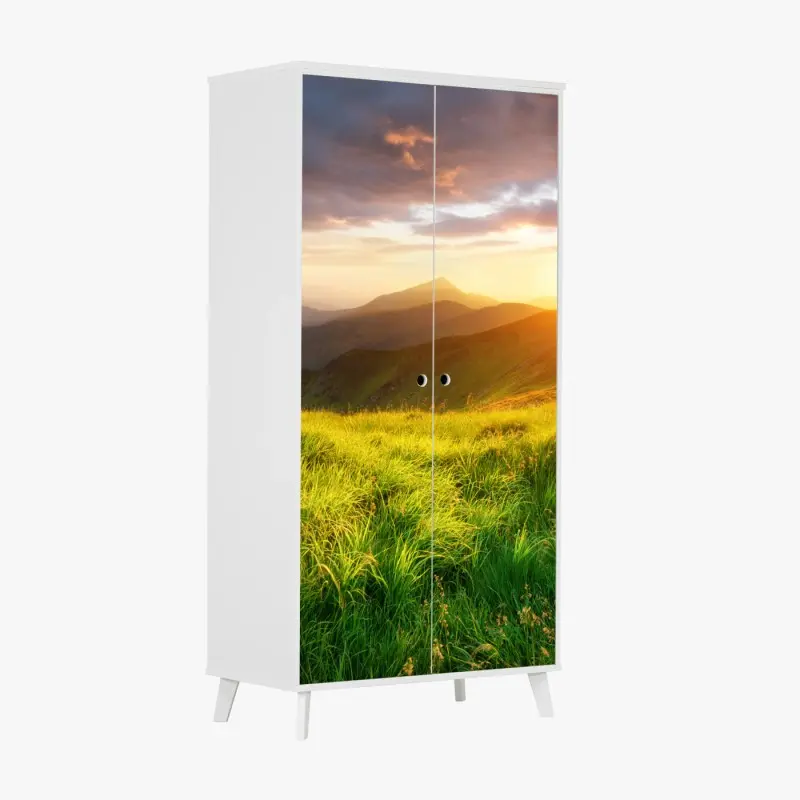 Schrankaufkleber sonnige bergwiese bei sonnenaufgang