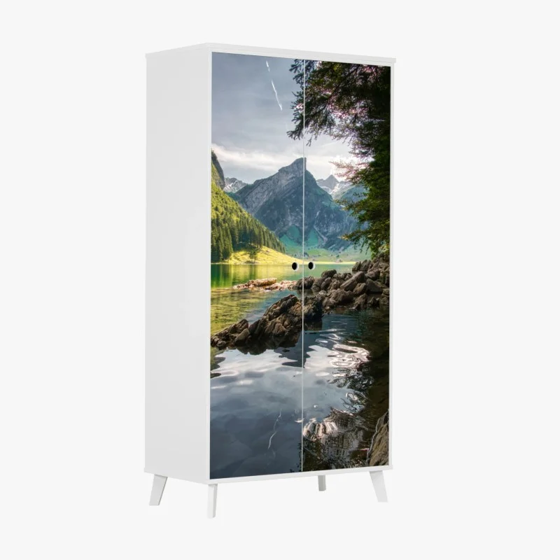 Schrankaufkleber ruhiger bergsee mit spiegelungen im wald