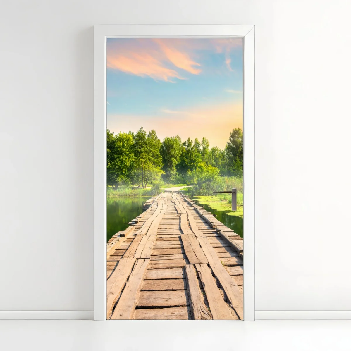 Türaufkleber sonnige hölzerne brücke über ruhigen see – Wallnifity® Türaufkleber sonnige hölzerne brücke über ruhigen see – Wallnifity®