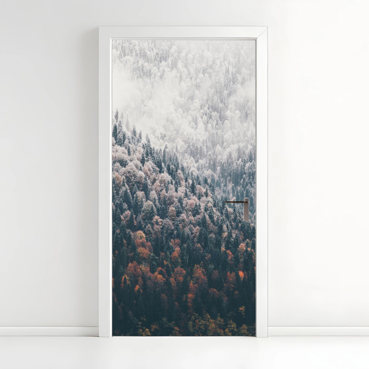 Türaufkleber nebliger herbstwald am schneebedeckten berg – Wallnifity®