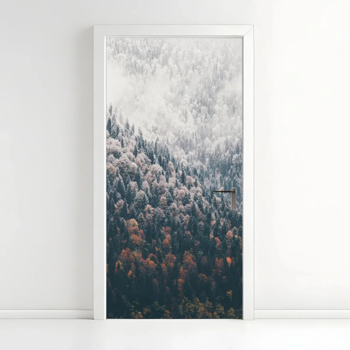 Türaufkleber nebliger herbstwald am schneebedeckten berg – Wallnifity® Türaufkleber nebliger herbstwald am schneebedeckten berg – Wallnifity®