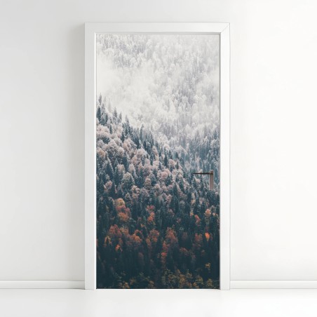 Türaufkleber nebliger herbstwald am schneebedeckten berg – Wallnifity®