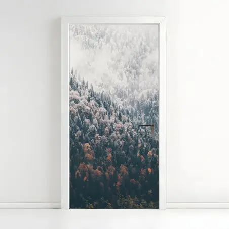 Türaufkleber nebliger herbstwald am schneebedeckten berg – Wallnifity®