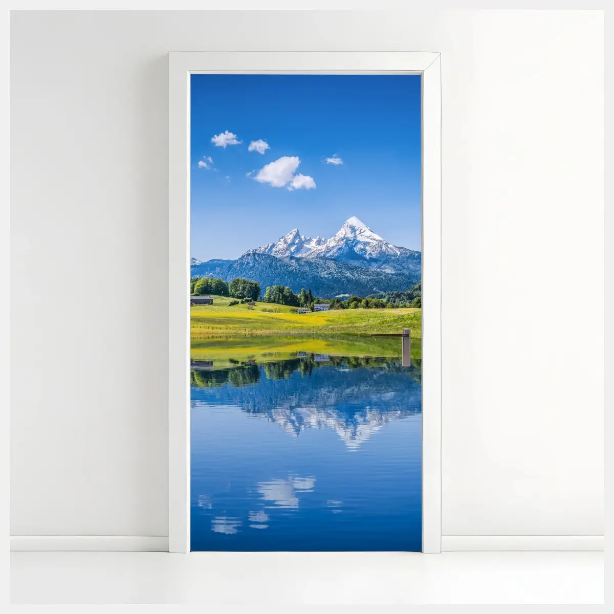 Türaufkleber alpine spiegelung: ruhige berglandschaft – Wallnifity®