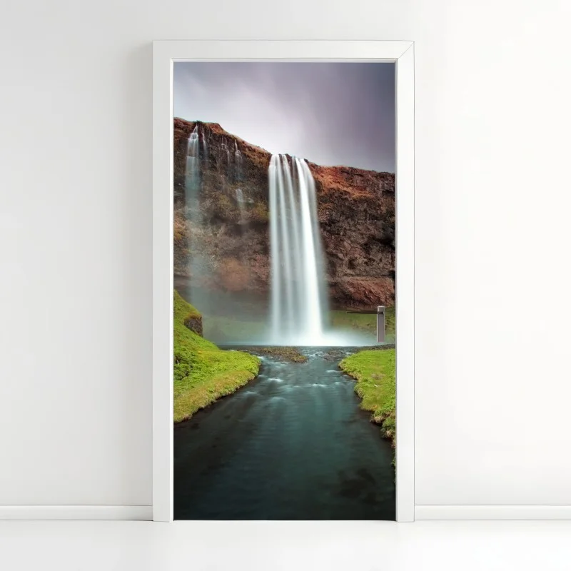 Türaufkleber nebeliger wasserfall im üppigen tal