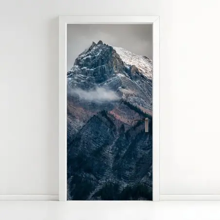 Türaufkleber dramatischer alpiner gipfel im nebel – Wallnifity®