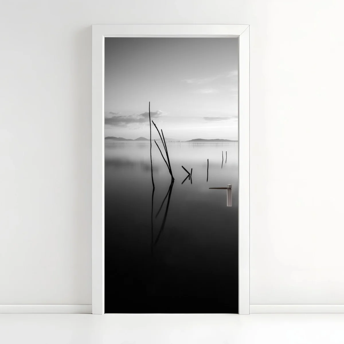 Türaufkleber ruhiger monochromer see mit reflexionen – Wallnifity® Türaufkleber ruhiger monochromer see mit reflexionen – Wallnifity®