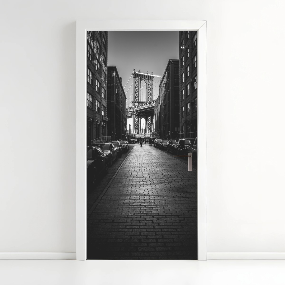 Türaufkleber Manhattan Bridge im rahmen einer gepflasterten straße – Wallnifity®