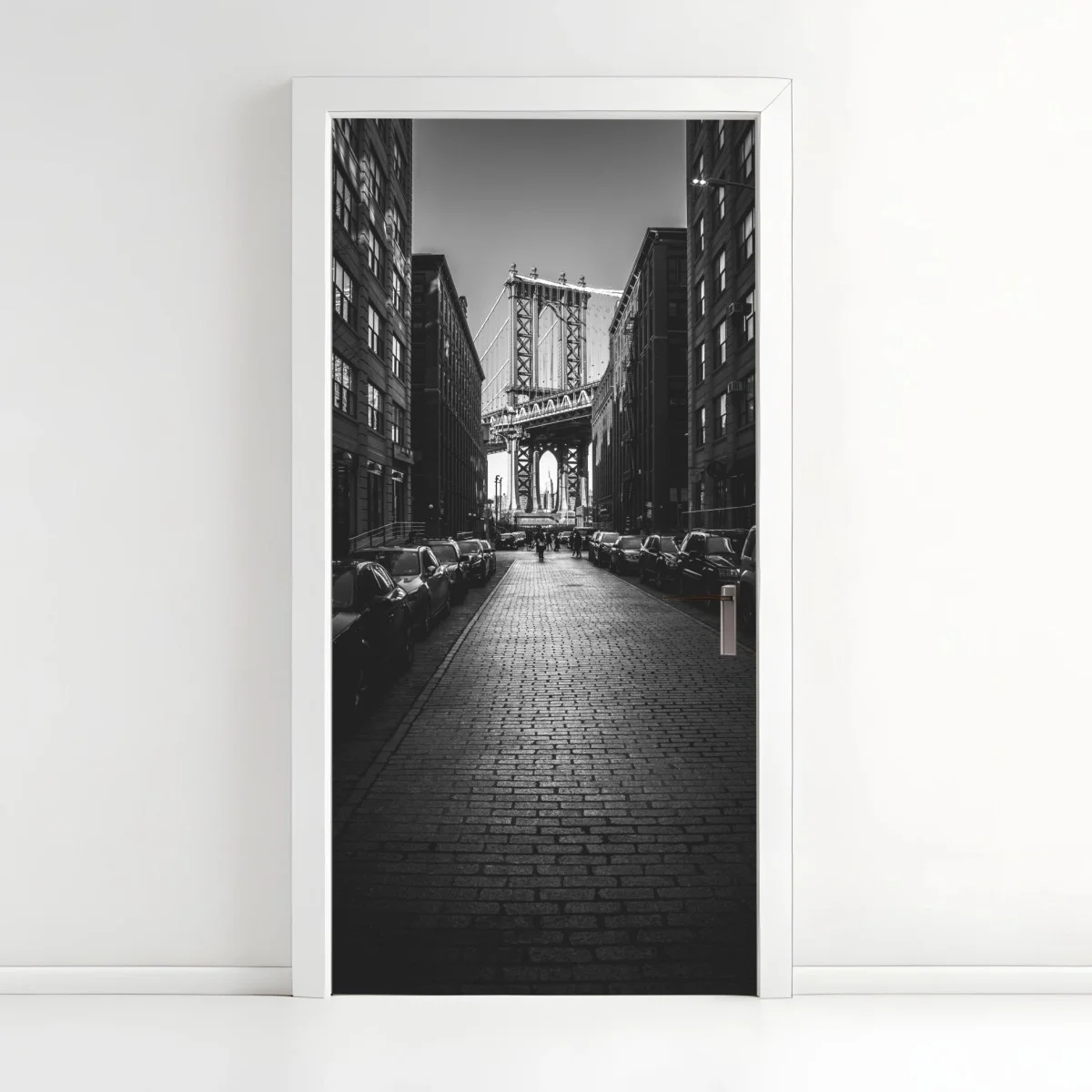 Türaufkleber Manhattan Bridge im rahmen einer gepflasterten straße – Wallnifity® Türaufkleber Manhattan Bridge im rahmen einer gepflasterten straße – Wallnifity®