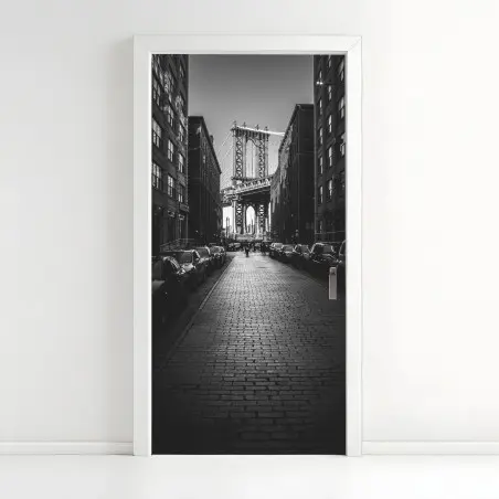 Türaufkleber Manhattan Bridge im rahmen einer gepflasterten straße – Wallnifity®