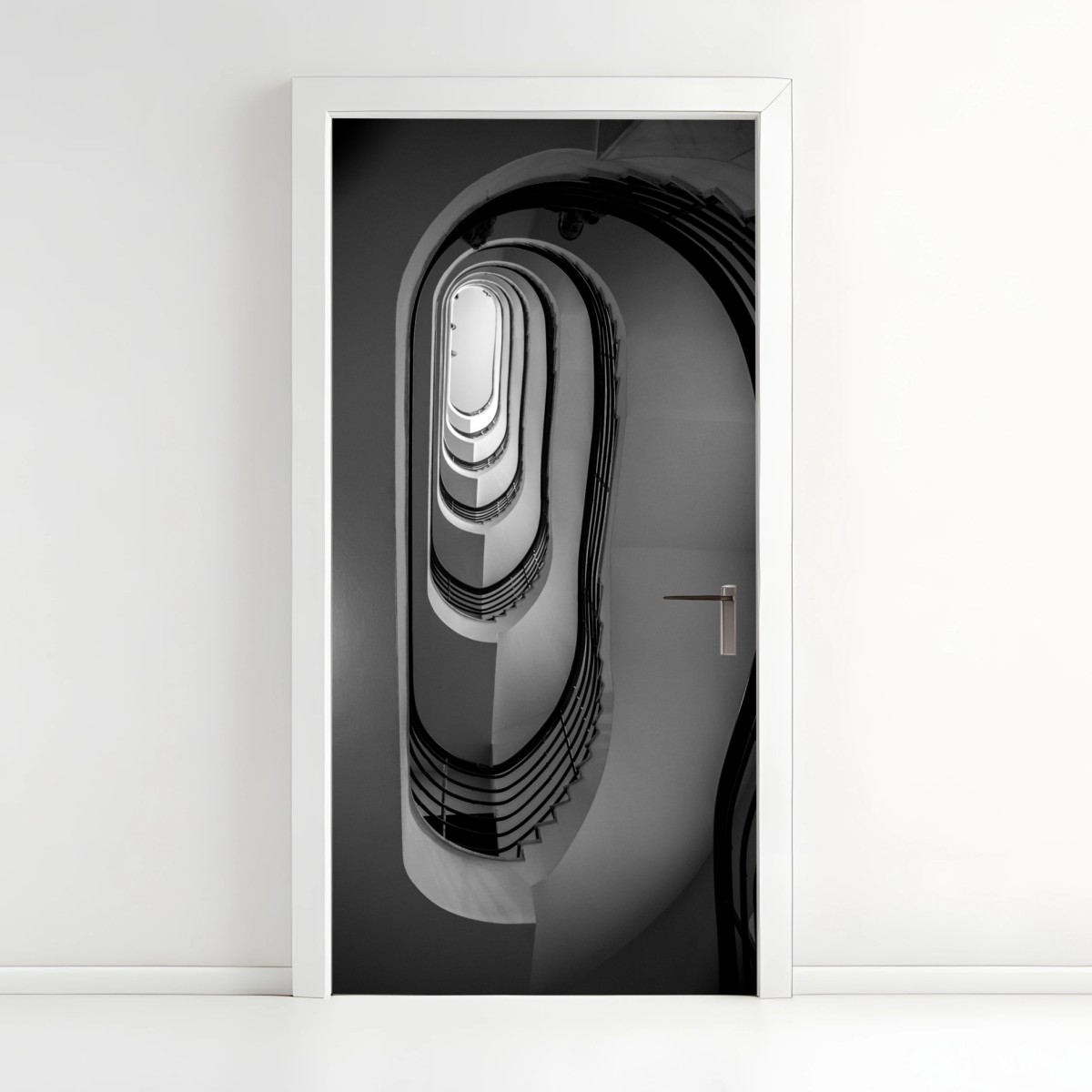 Türaufkleber spiraltreppe perspektive in schwarzweiß – Wallnifity®