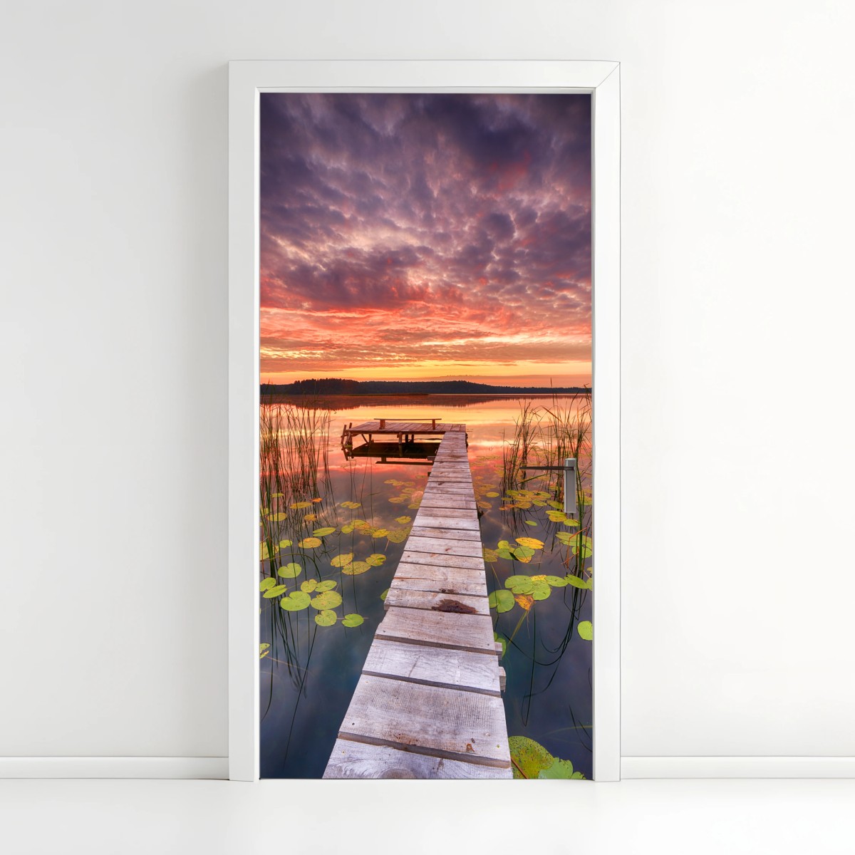 Türaufkleber sonnenaufgang über ruhigem see mit steg – Wallnifity®