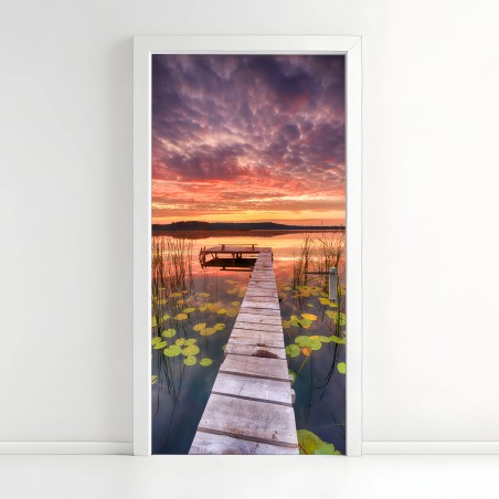 Türaufkleber sonnenaufgang über ruhigem see mit steg – Wallnifity®