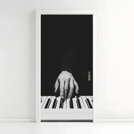 Türaufkleber monochromes nahaufnahme einer hand am klavier – Wallnifity®