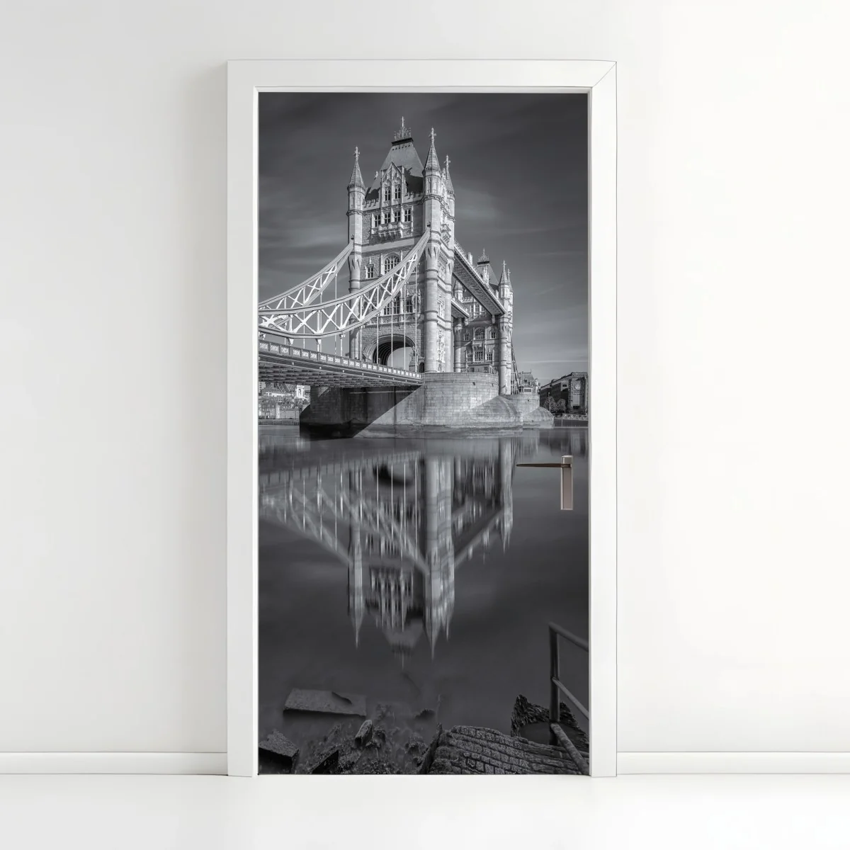 Türaufkleber Tower Bridge reflektiert in schwarzweiß – Wallnifity® Türaufkleber Tower Bridge reflektiert in schwarzweiß – Wallnifity®
