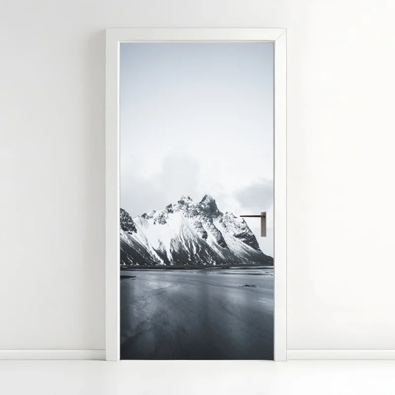 Türaufkleber ruhige schneebedeckte berglandschaft am meer