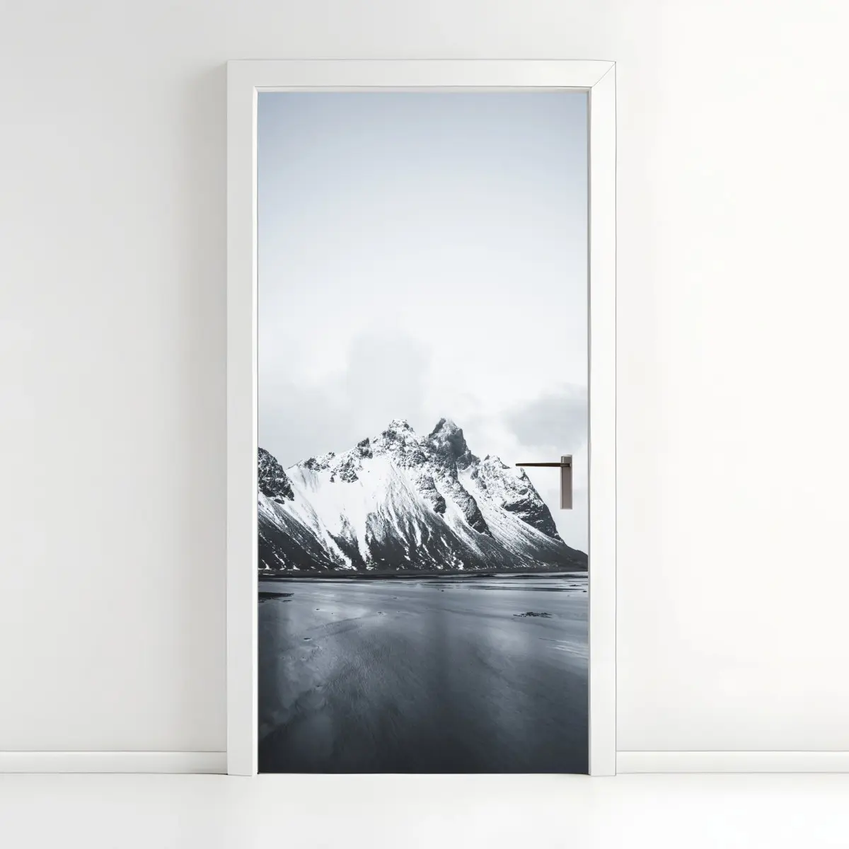 Türaufkleber ruhige schneebedeckte berglandschaft am meer – Wallnifity®