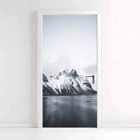 Türaufkleber ruhige schneebedeckte berglandschaft am meer – Wallnifity®