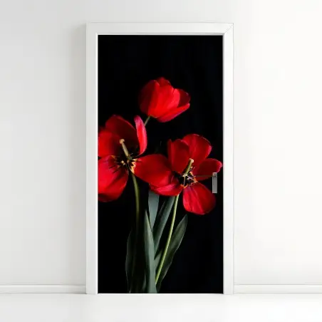 Türaufkleber drei rote tulpen vor schwarzem hintergrund – Wallnifity®