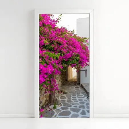 Türaufkleber blühende bougainvillea in Naousa gasse – Wallnifity®