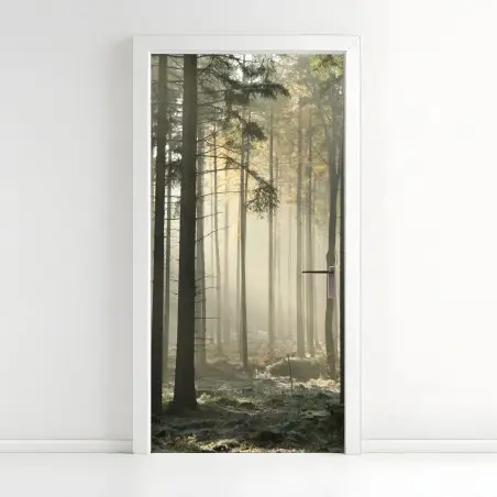 Türaufkleber nebliger morgenwald mit sonnenstrahlen – Wallnifity®
