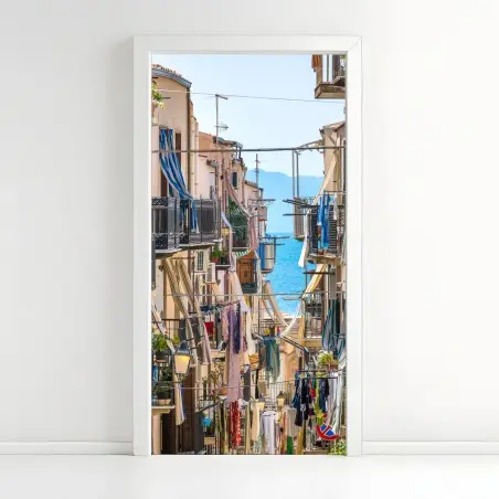 Türaufkleber sonnige gasse mit meerblick und balkonen – Wallnifity®