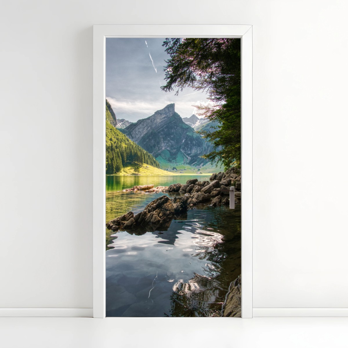 Türaufkleber ruhiger bergsee mit spiegelungen im wald – Wallnifity®