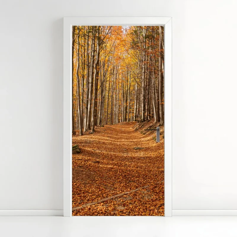 Türaufkleber herbstlicher waldweg mit goldenen blättern