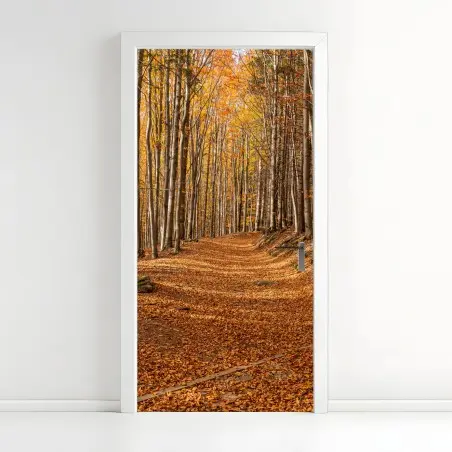 Türaufkleber herbstlicher waldweg mit goldenen blättern – Wallnifity®