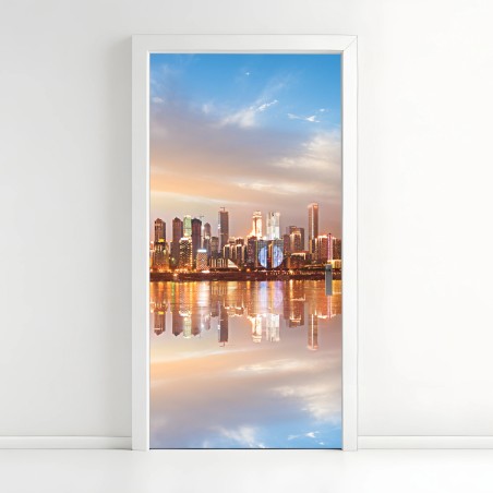 Türaufkleber stadtsilhouette im spiegelbild bei dämmerung – Wallnifity®