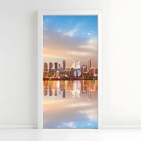 Türaufkleber stadtsilhouette im spiegelbild bei dämmerung – Wallnifity®