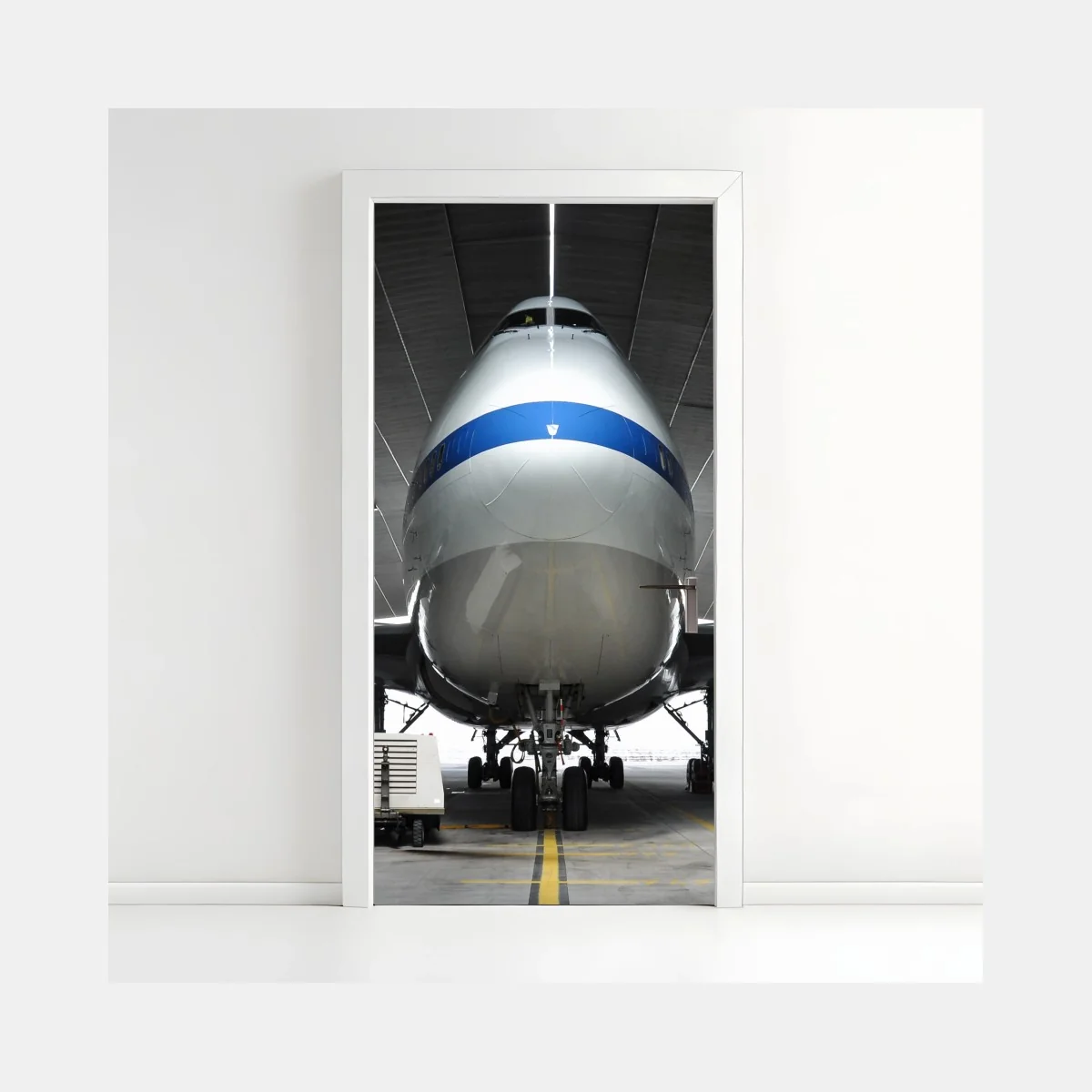 Türaufkleber frachter im hangar - frontansicht des jets – Wallnifity® Türaufkleber frachter im hangar - frontansicht des jets – Wallnifity®