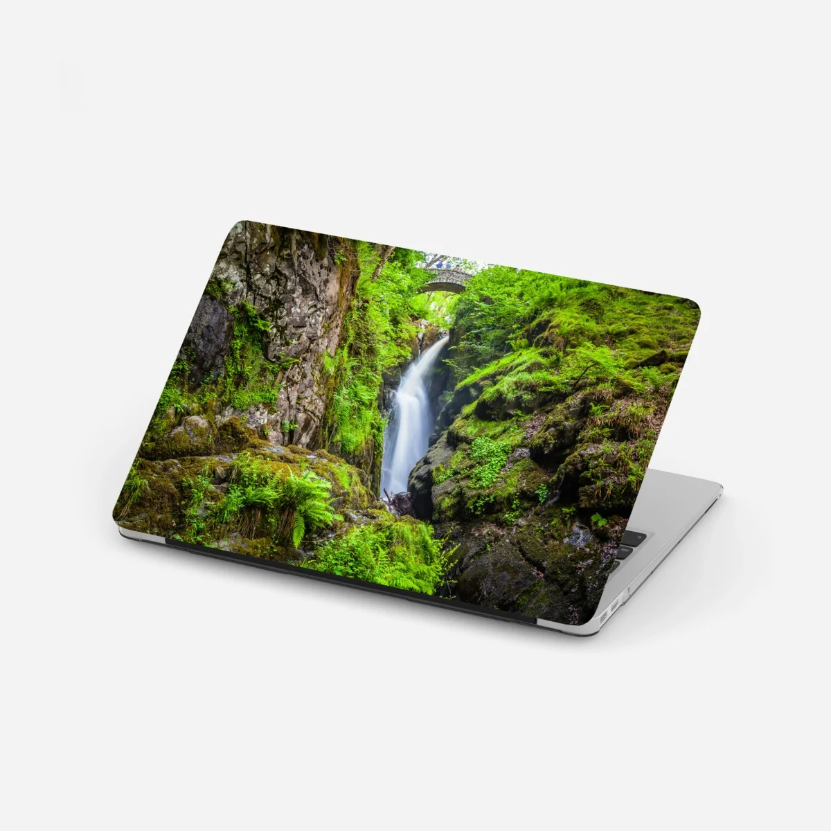Laptop-Aufkleber wasserfall in moosiger schlucht mit steinbrücke – Wallnifity® Laptop-Aufkleber wasserfall in moosiger schlucht mit steinbrücke – Wallnifity®