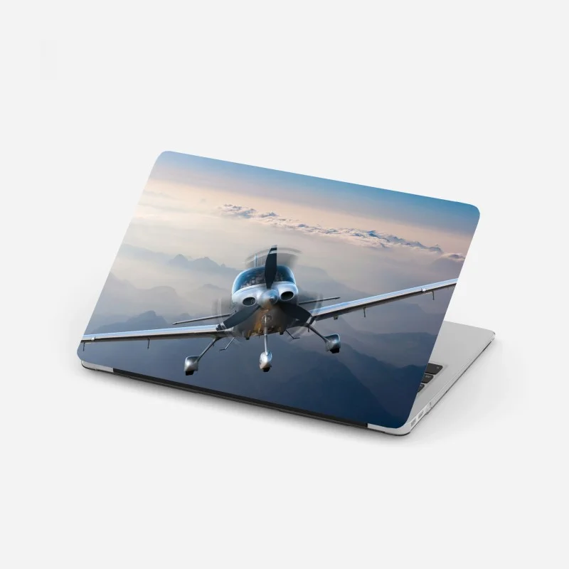 Laptop-Aufkleber silbernes propellerflugzeug über nebeligen bergen
