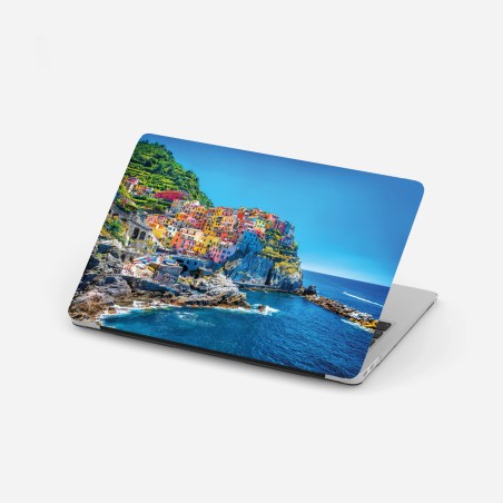 Laptop-Aufkleber buntes mediterranes kliffdorf am meer – Wallnifity®