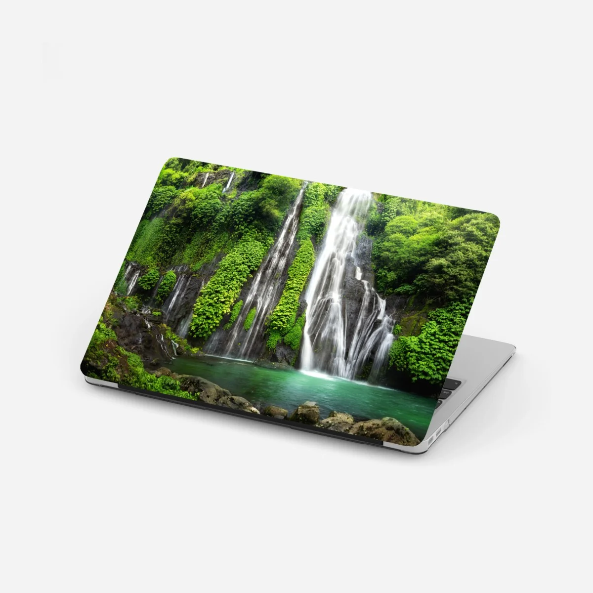 Laptop-Aufkleber ruhiger wasserfall im smaragdgrünen wald – Wallnifity® Laptop-Aufkleber ruhiger wasserfall im smaragdgrünen wald – Wallnifity®