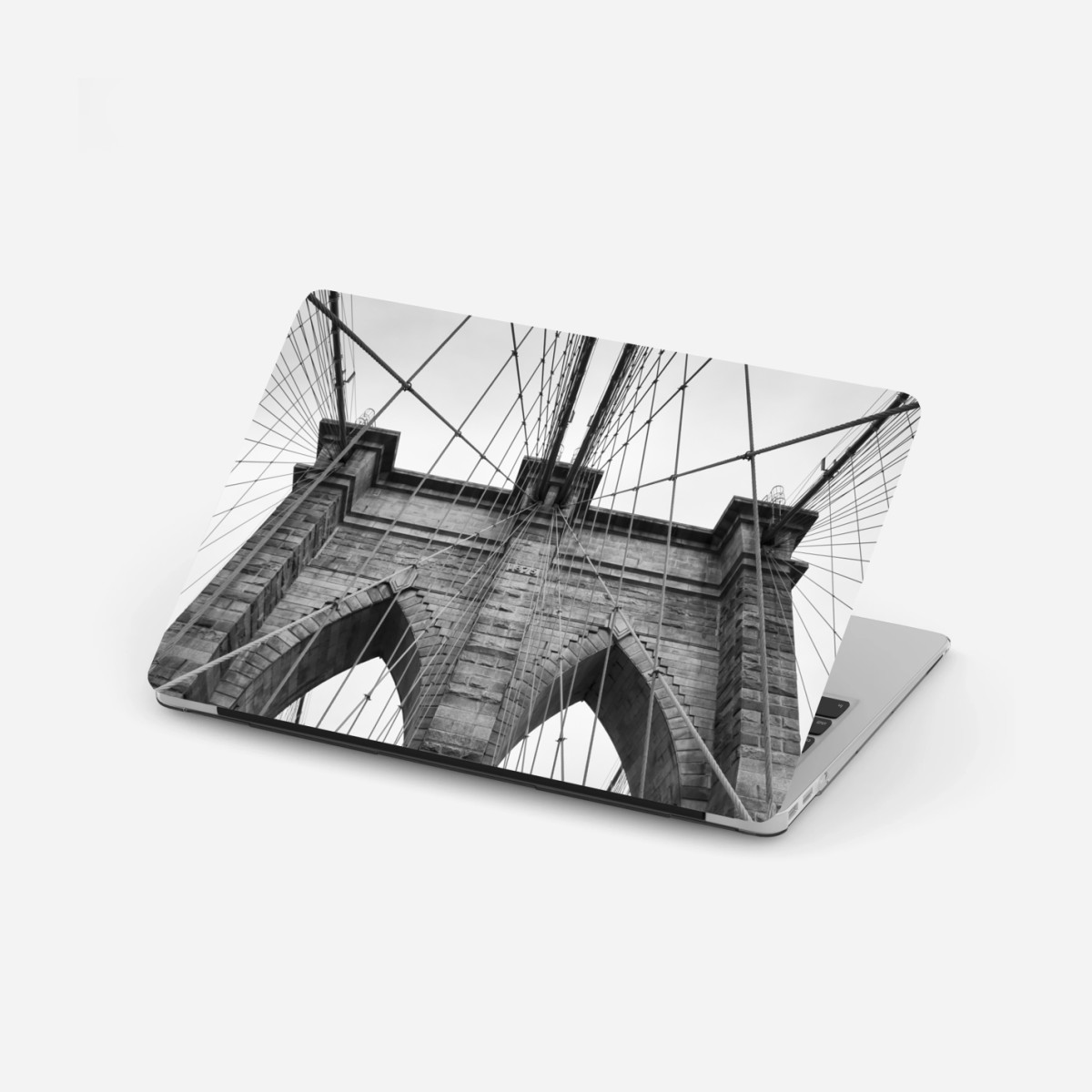 Laptop-Aufkleber perspektive der Brooklyn Bridge in monochrom – Wallnifity®