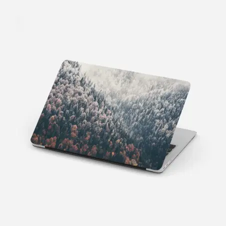 Laptop-Aufkleber herbstlicher nebel über bergwald – Wallnifity®