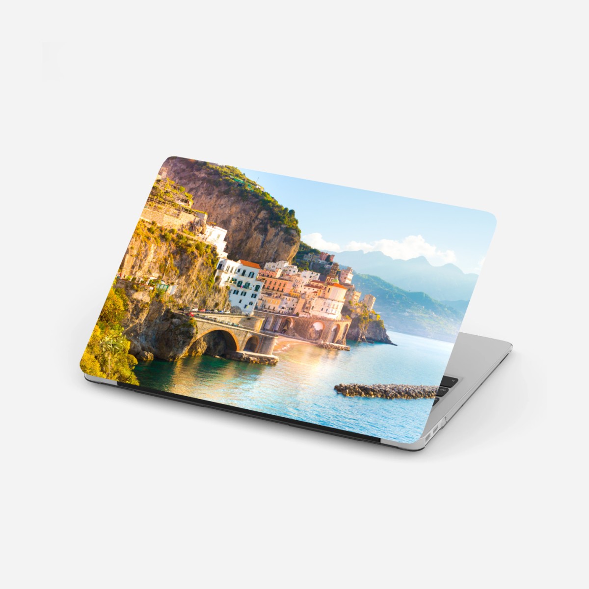Laptop-Aufkleber sonniges küstendorf am klippenrand – Wallnifity®