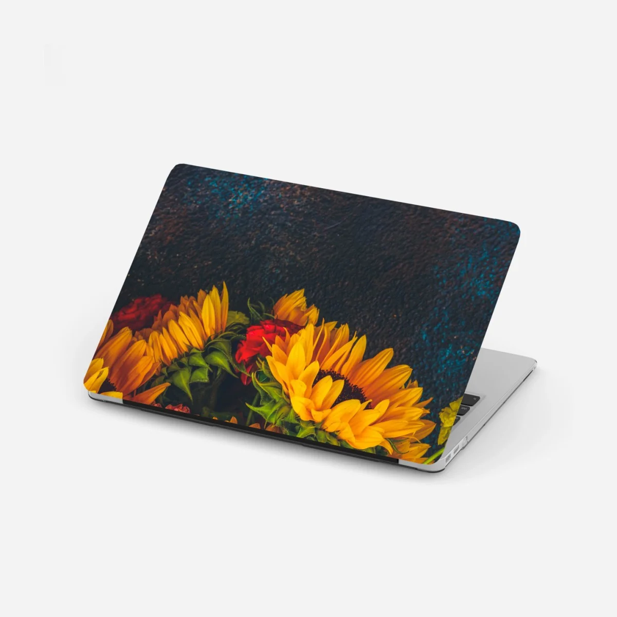 Laptop-Aufkleber lebendiger sonnenblumenstrauß vor dunklem hintergrund – Wallnifity® Laptop-Aufkleber lebendiger sonnenblumenstrauß vor dunklem hintergrund – Wallnifity®