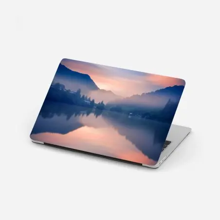 Laptop-Aufkleber nebeliger bergsee bei dämmerung – Wallnifity®