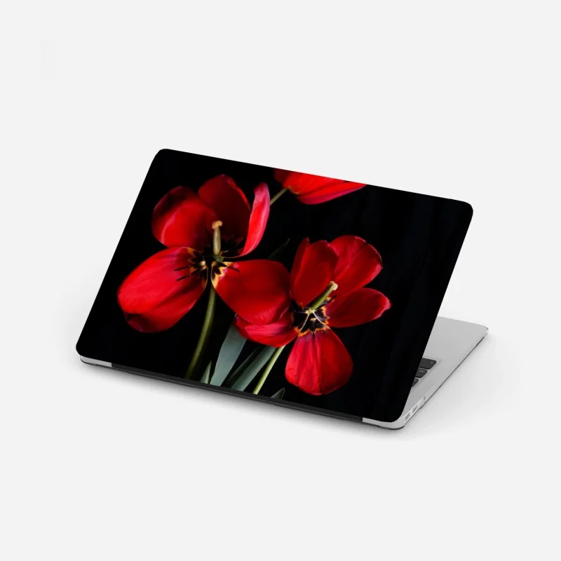 Laptop-Aufkleber drei rote tulpen vor schwarzem hintergrund