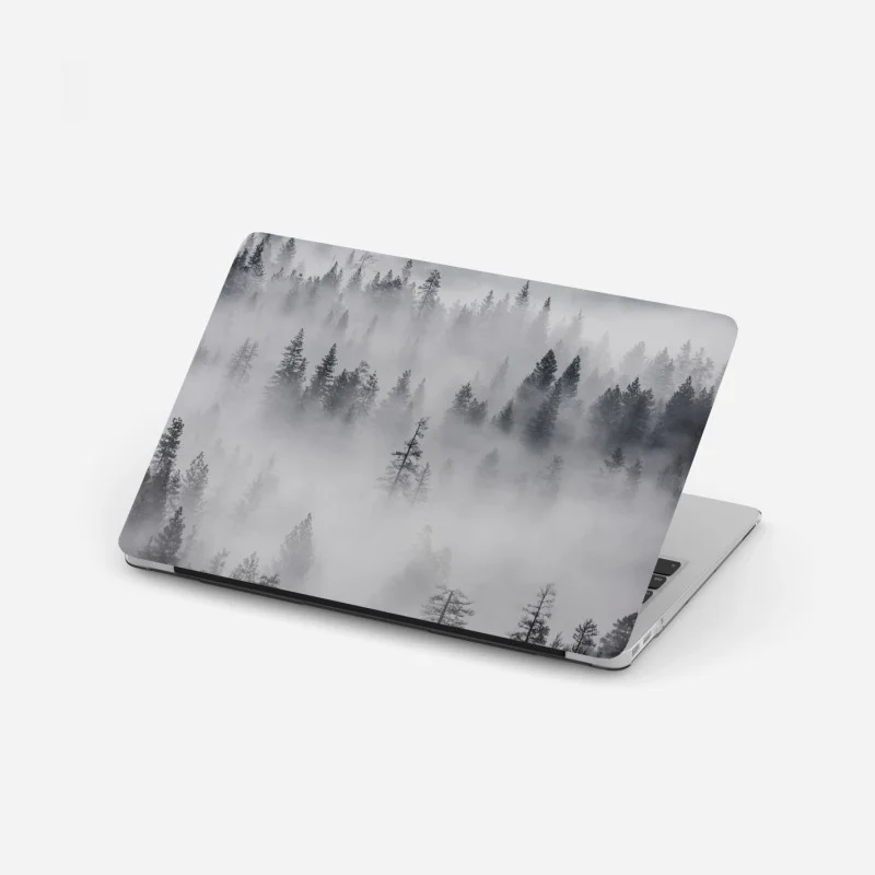 Laptop-Aufkleber nebeliger kiefernwald
