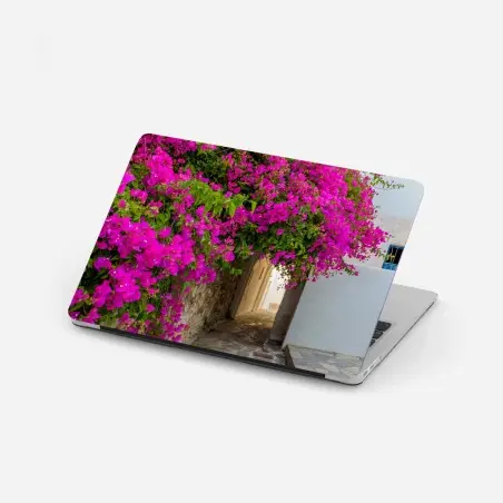 Laptop-Aufkleber blühende bougainvillea in Naousa gasse – Wallnifity®