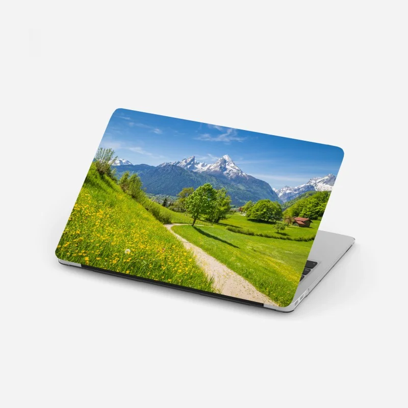 Laptop-Aufkleber alpine frühlingswiese mit schneebedeckten gipfeln