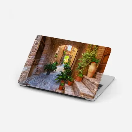 Laptop-Aufkleber sonnige gasse mit blumentöpfen in Spello – Wallnifity®